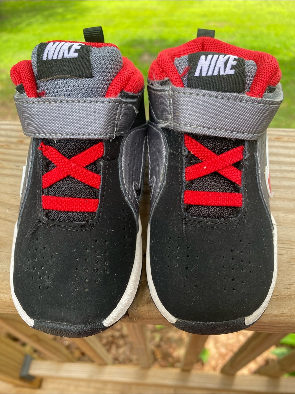 NIKE Toddlers' Black, Gray & Red Athletic Shoes Team Hustle Size 6C